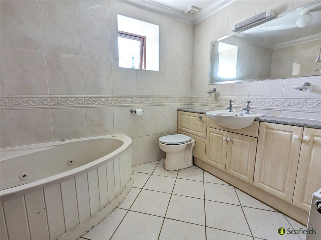 Lot: 115 - FREEHOLD DETACHED HOUSE FOR IMPROVEMENT AND BARN AND OUTBUILDINGS WITH POTENTIAL ON A PLOT CLOSE TO ONE AND A HALF ACRES - One of The Bathrooms